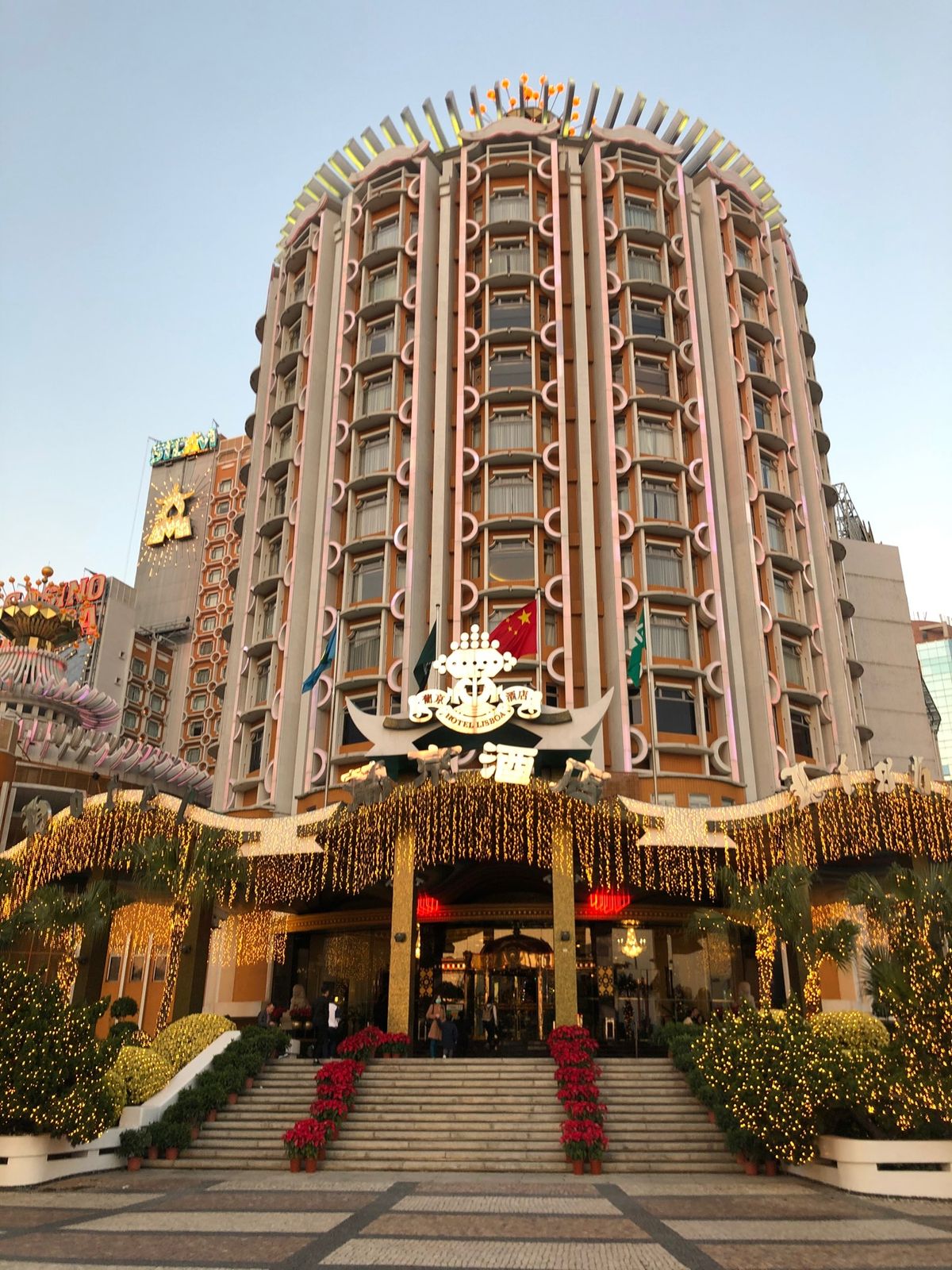 マカオ競馬場はかなりローカルな感じです。客席とコースの間には駐車場があった...