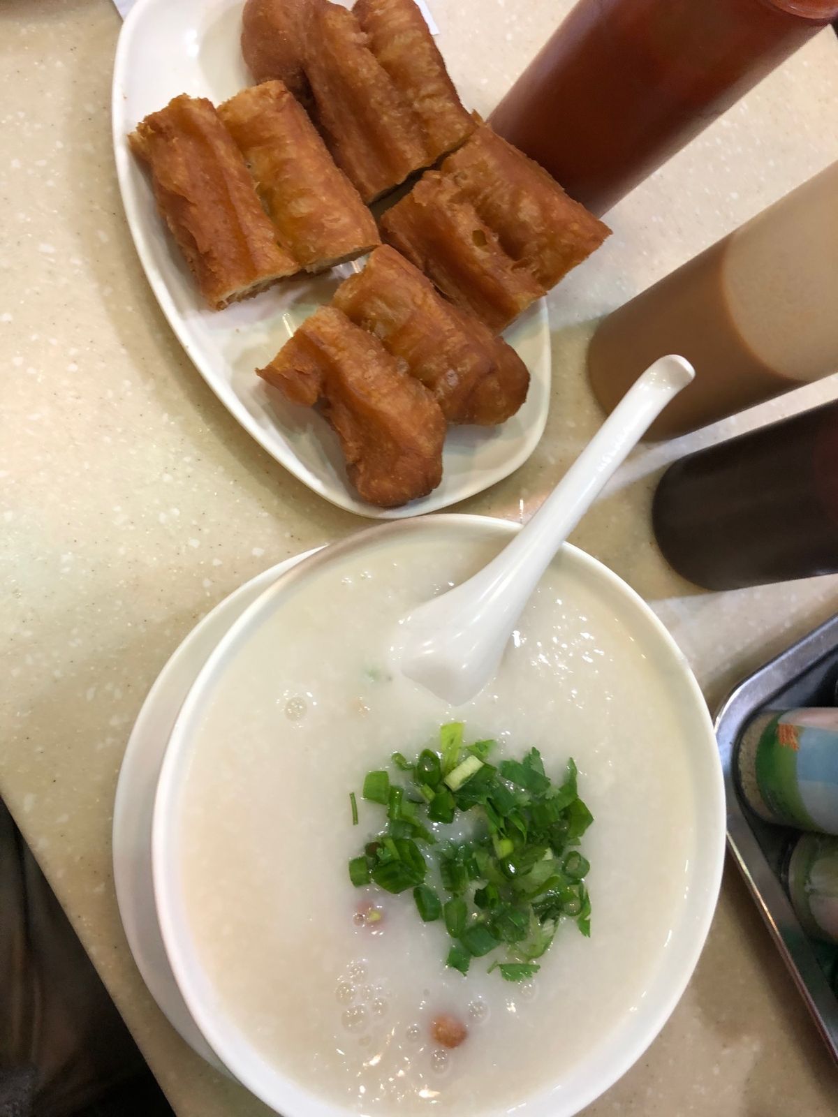 香港では朝飯にお粥が定番。ブルース・リーに挨拶したのち街歩き。