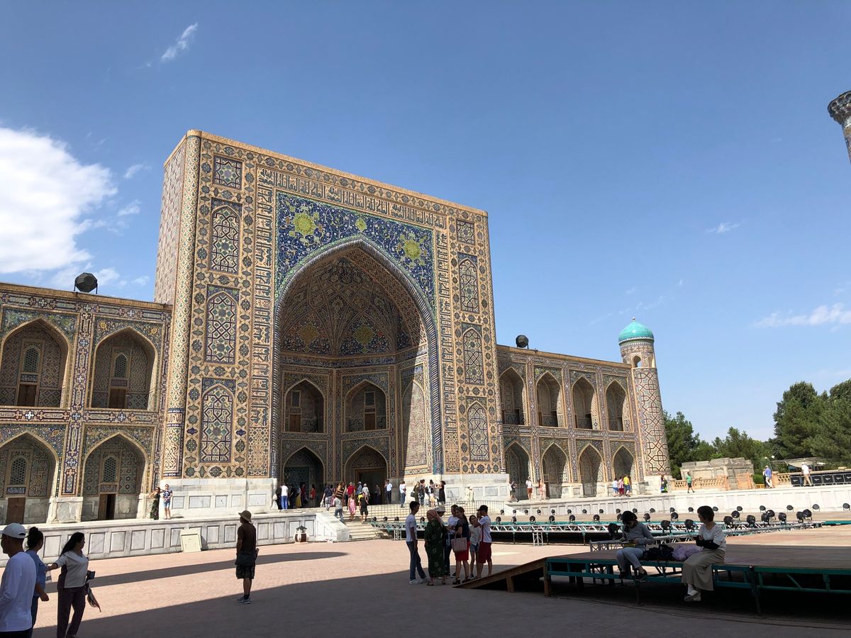 ウズベキスタン版新幹線でサマルカンドへ移動。夜のレギスタン広場はライトアッ...