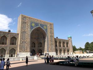 ウズベキスタン版新幹線でサマルカンドへ移動。夜のレギスタン広場はライトアッ...