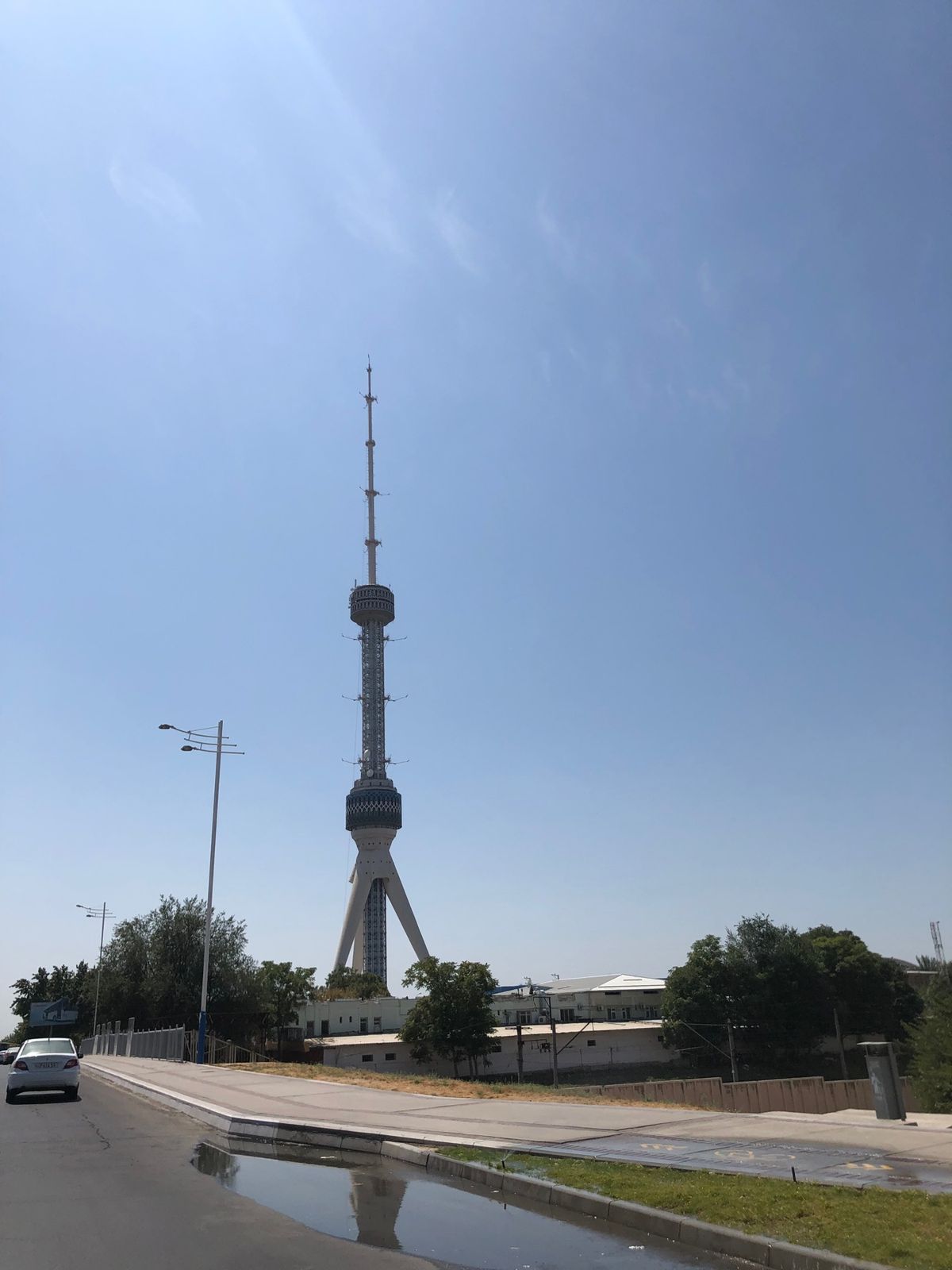 タシケントに到着。テレビ塔はたしけのシンボルね。変わった建物の市場やウズベ...