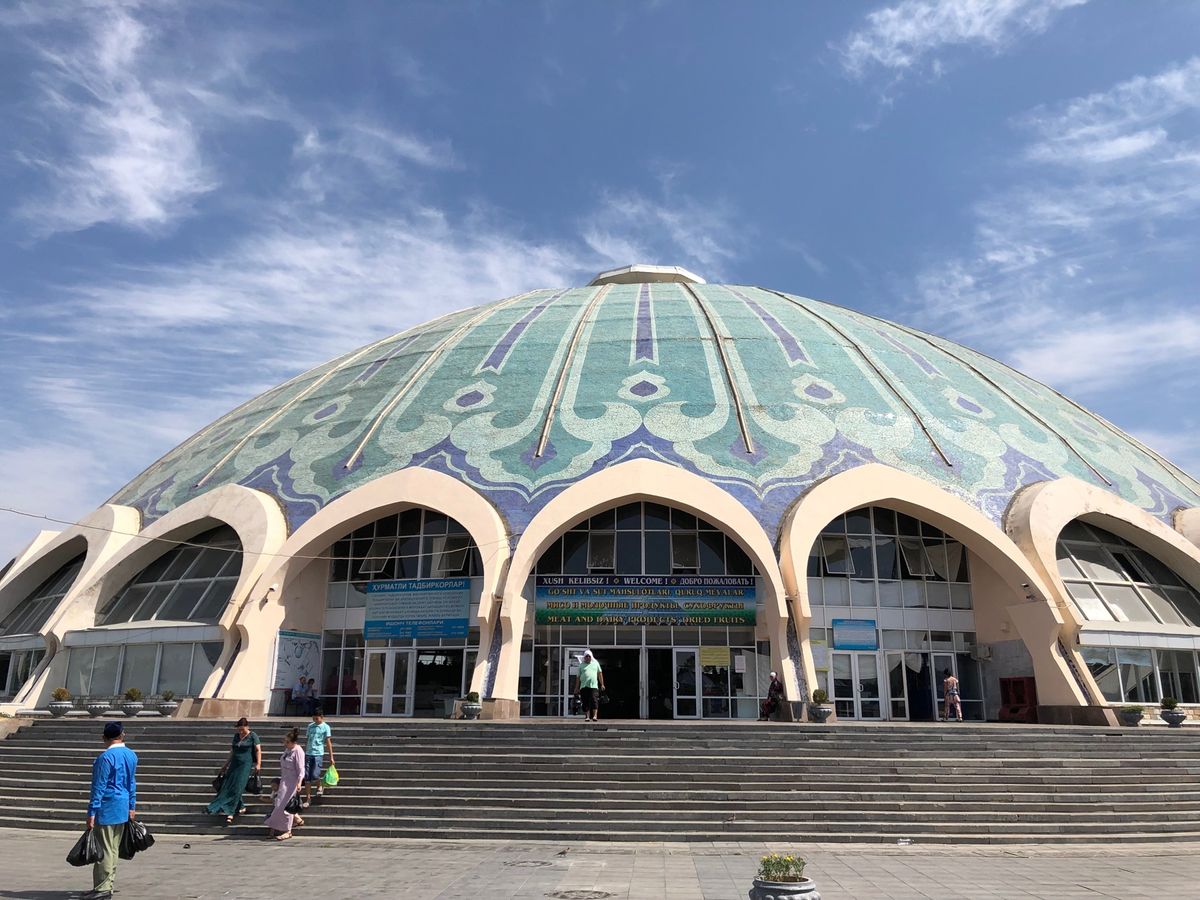 タシケントに到着。テレビ塔はたしけのシンボルね。変わった建物の市場やウズベ...