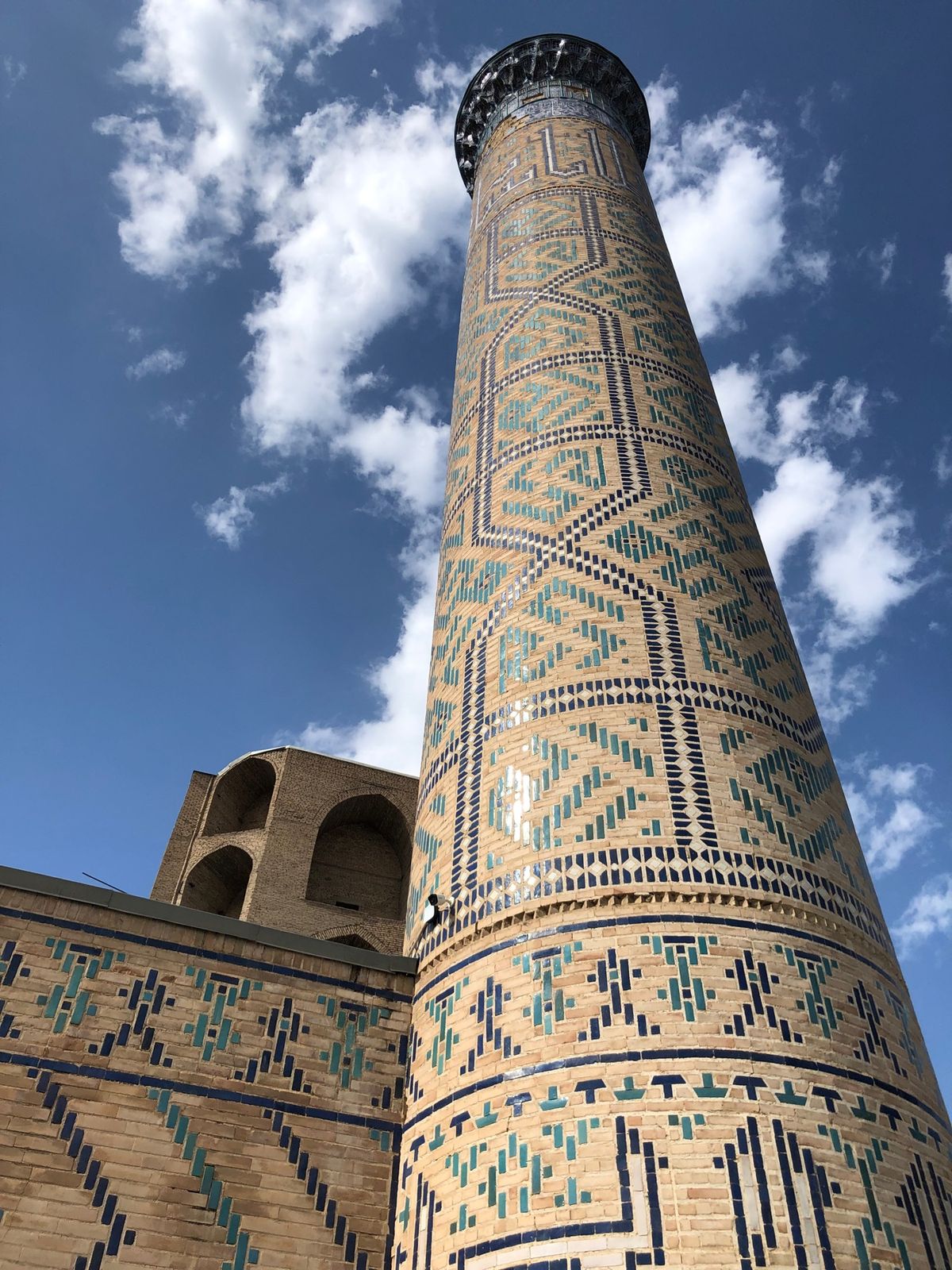 ウズベキスタン版新幹線でサマルカンドへ移動。夜のレギスタン広場はライトアッ...