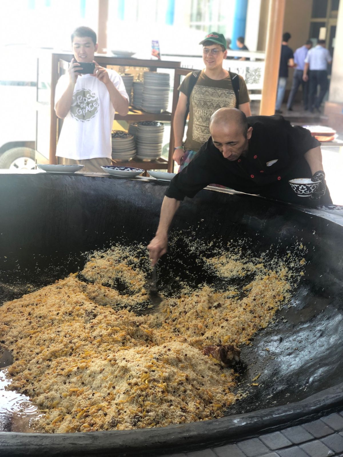 タシケントに到着。テレビ塔はたしけのシンボルね。変わった建物の市場やウズベ...