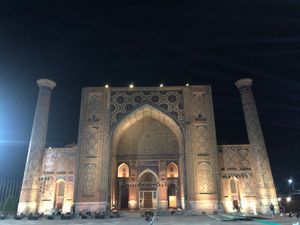 ウズベキスタン版新幹線でサマルカンドへ移動。夜のレギスタン広場はライトアッ...