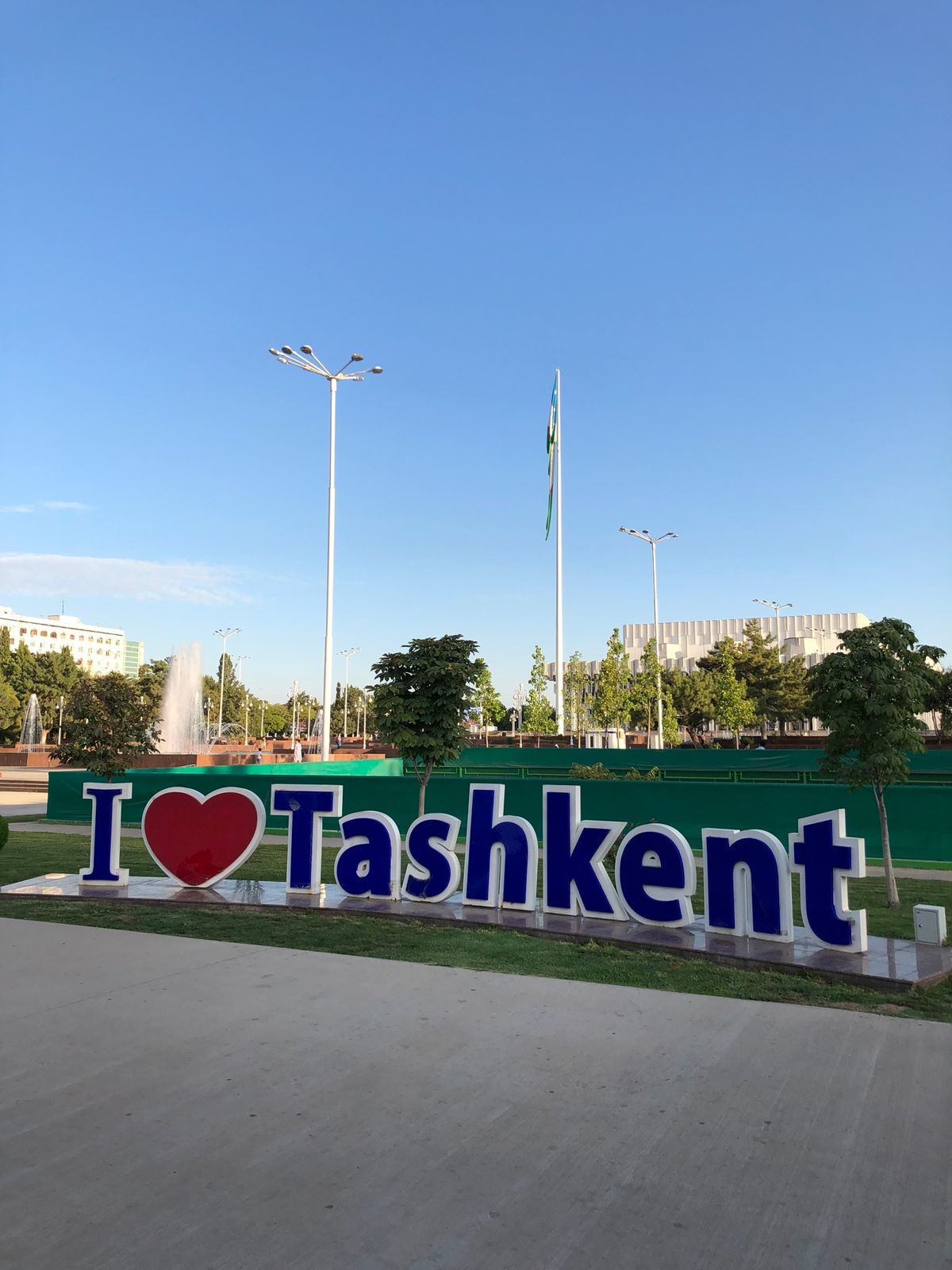 タシケントに到着。テレビ塔はたしけのシンボルね。変わった建物の市場やウズベ...