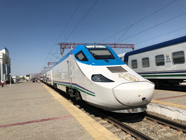 カザフスタン・ヌルスルタン「ウズベキスタンとカザフスタンに行ってみた」の写真：ウズベキスタン版新幹線でサマルカンドへ移...