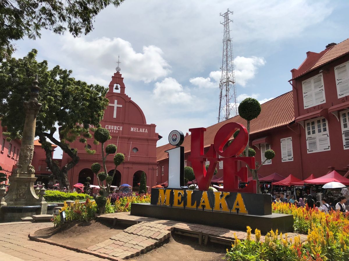金曜夜に羽田空港をたちKLには早朝到着。バスターミナルで何処に行くか迷いな...