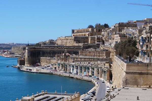 アンドラ「地中海沿岸とカナリア諸島の旅」の写真：マルタの首都 バレッタの海沿い