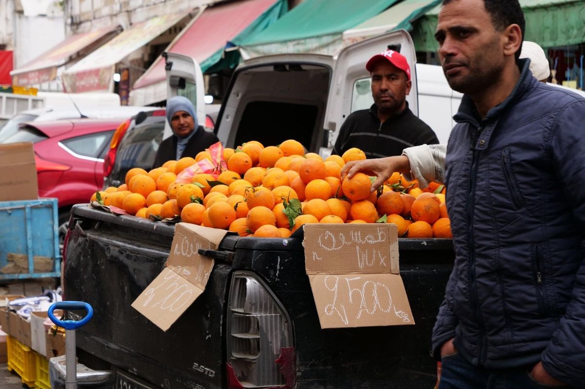 露店が続くチュニスの通り