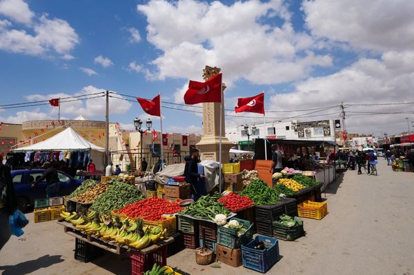 アンドラ「地中海沿岸とカナリア諸島の旅」の写真：エルジェムの駅前の市場