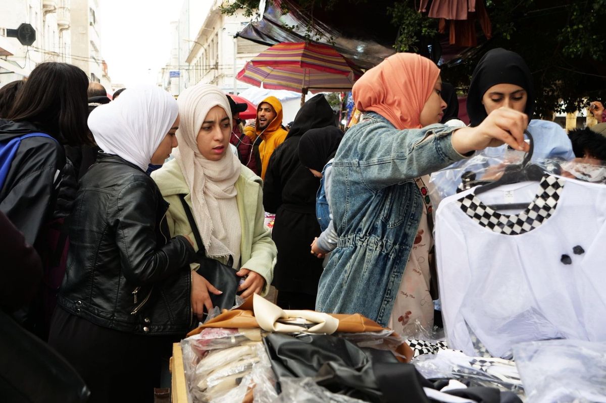 露店が続くチュニスの通り