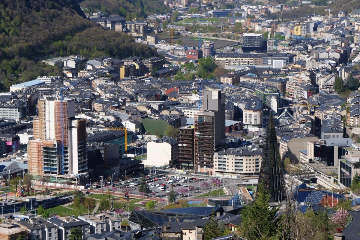 アンドラ公国の首都 アンドラ ラ べリャ の高台から