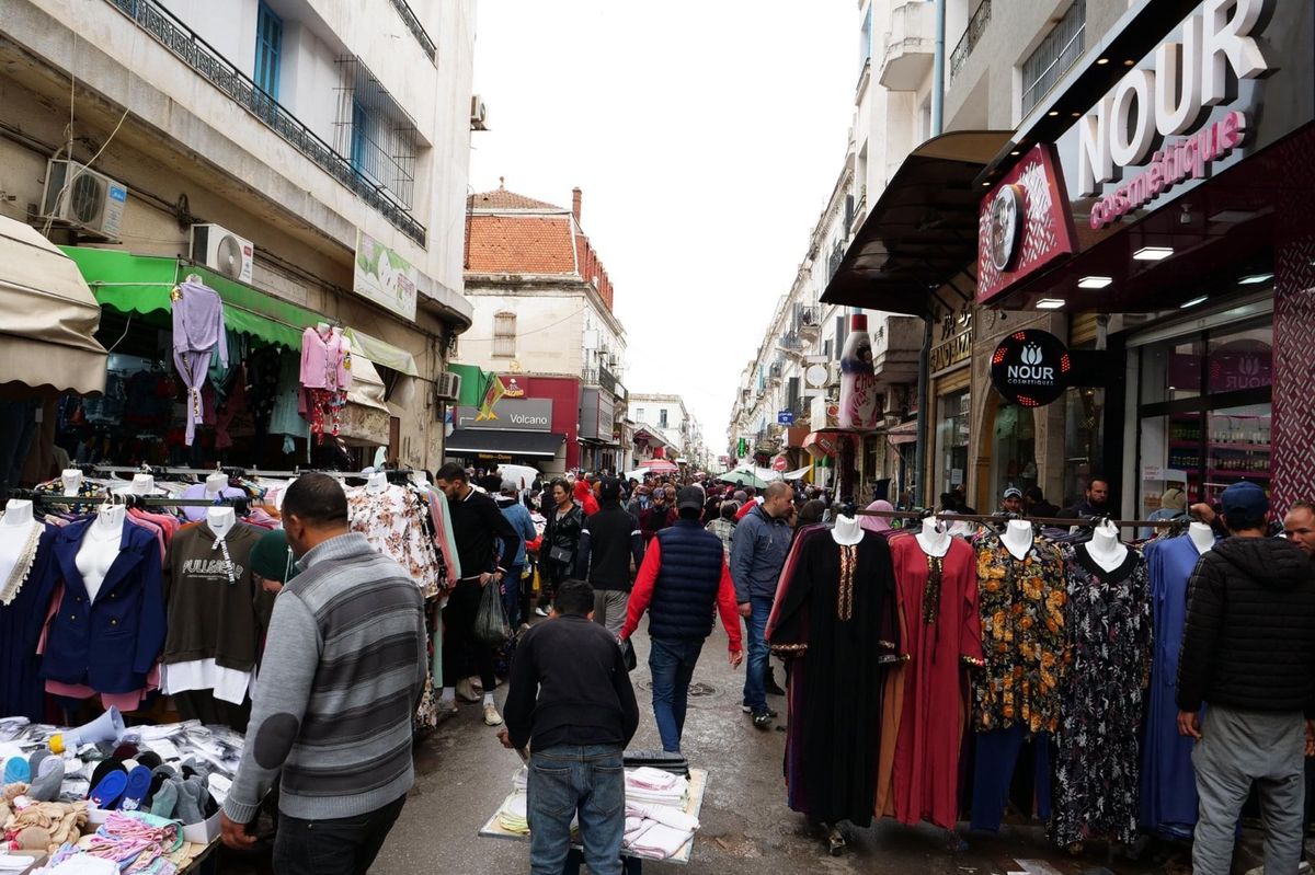 露店が続くチュニスの通り