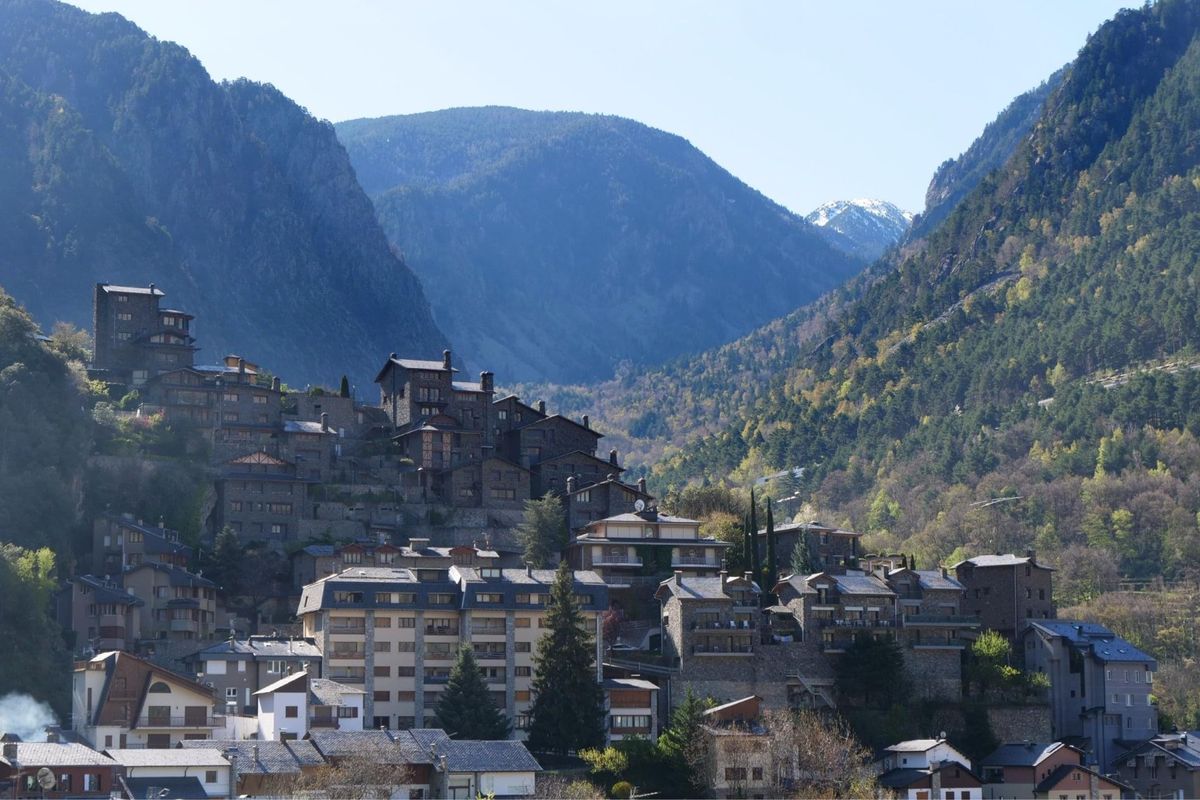 アンドラ公国の首都 アンドラ ラ べリャ の高台から