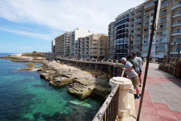 アンドラ「地中海沿岸とカナリア諸島の旅」の写真：マルタの海沿いを散歩