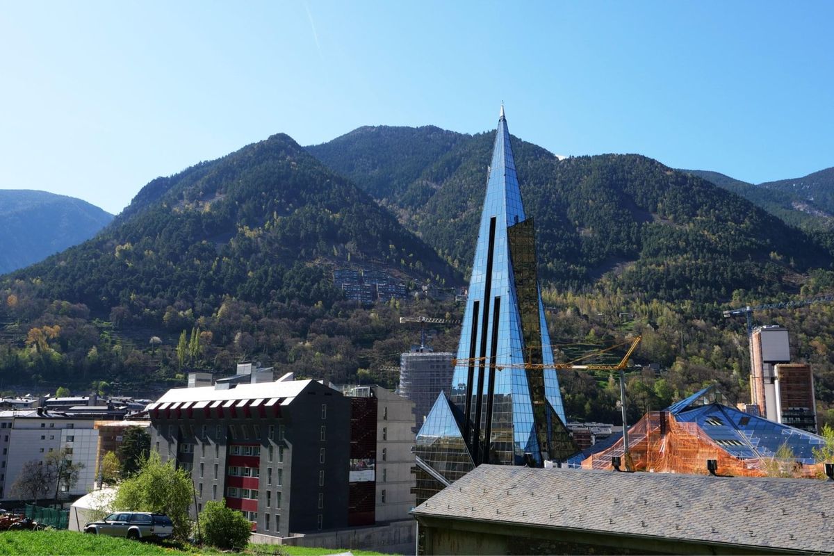 アンドラ公国の首都 アンドラ ラ べリャ の高台から