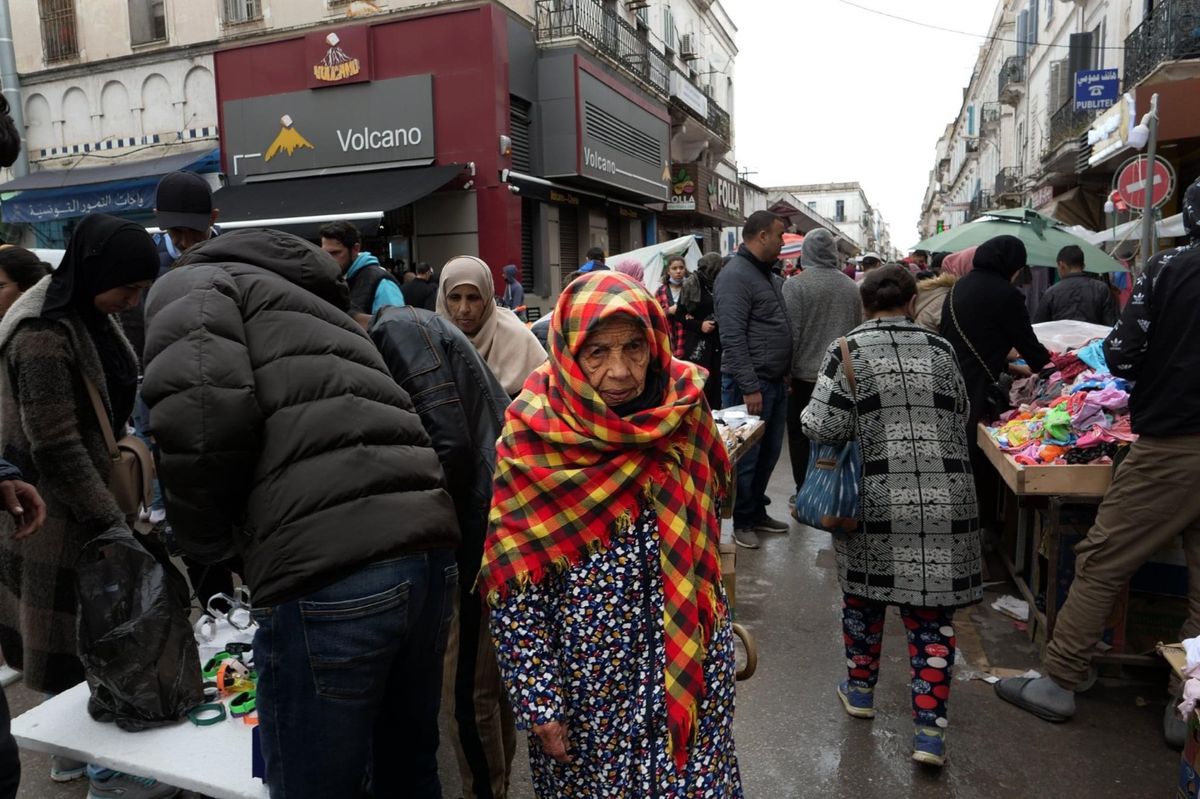 露店が続くチュニスの通り