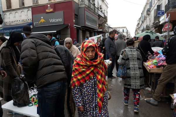 アンドラ「地中海沿岸とカナリア諸島の旅」の写真：露店が続くチュニスの通り