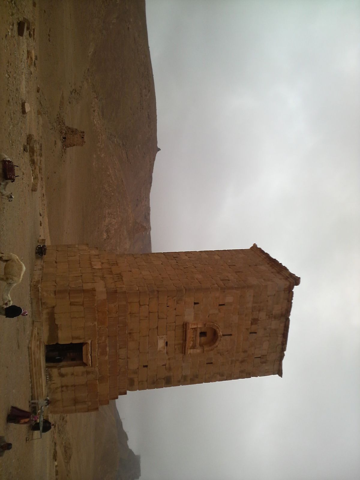 パルミラ遺跡はそのすぐ横に町があり、柵も何もなく歩いていると遺跡の真ん中に...