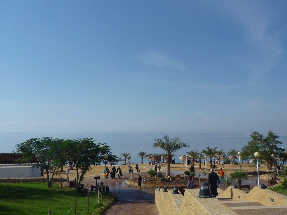 死海にも行ってみた。ビックリするくらい浮かぶのだ。というより潜ろうとしても...