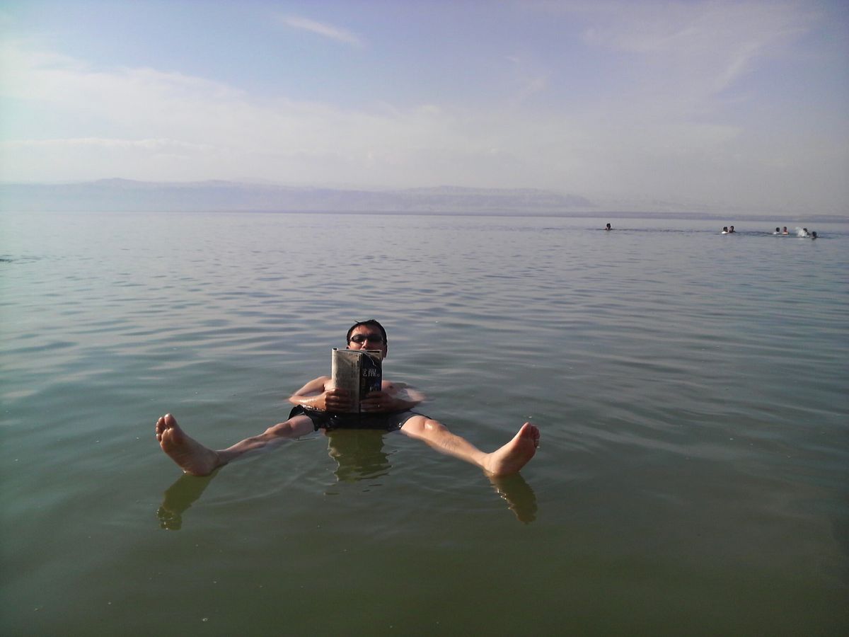 死海にも行ってみた。ビックリするくらい浮かぶのだ。というより潜ろうとしても...