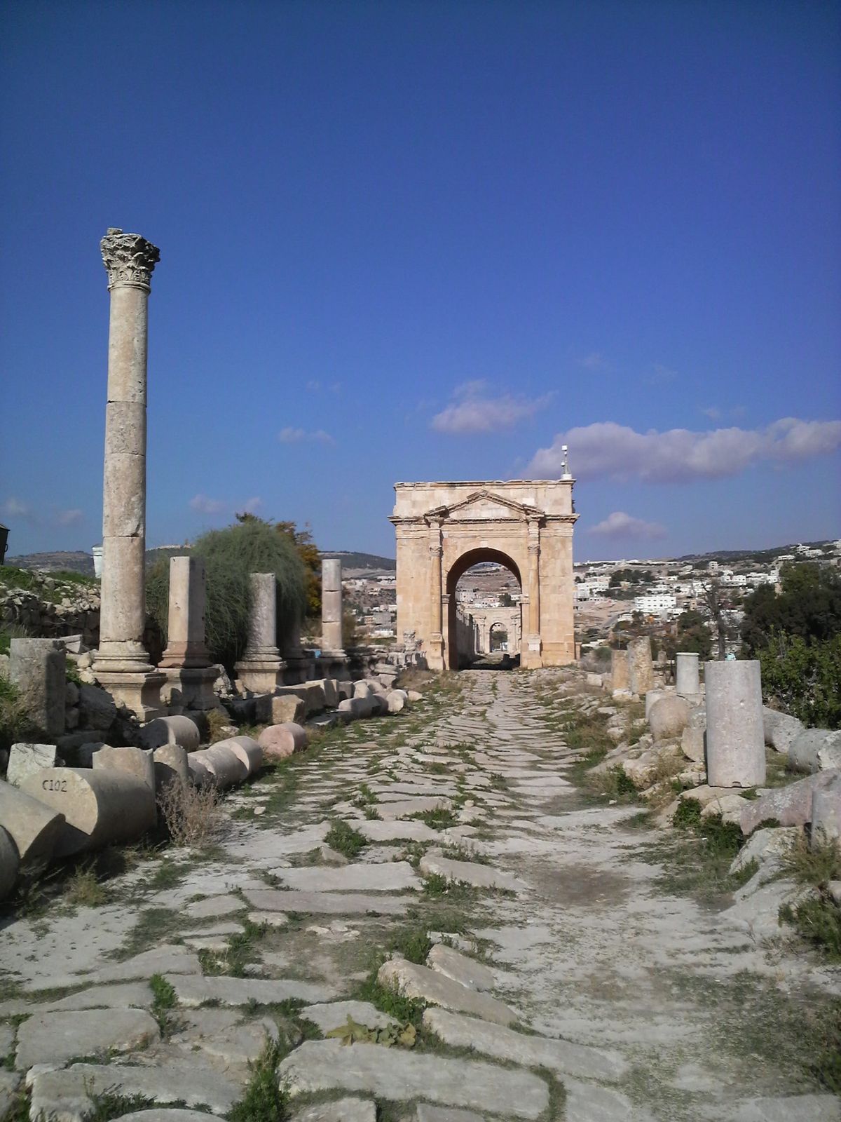 古代都市ジェラシュに行ってみた。かなり広い敷地に多くの町の遺跡が当時の面影...