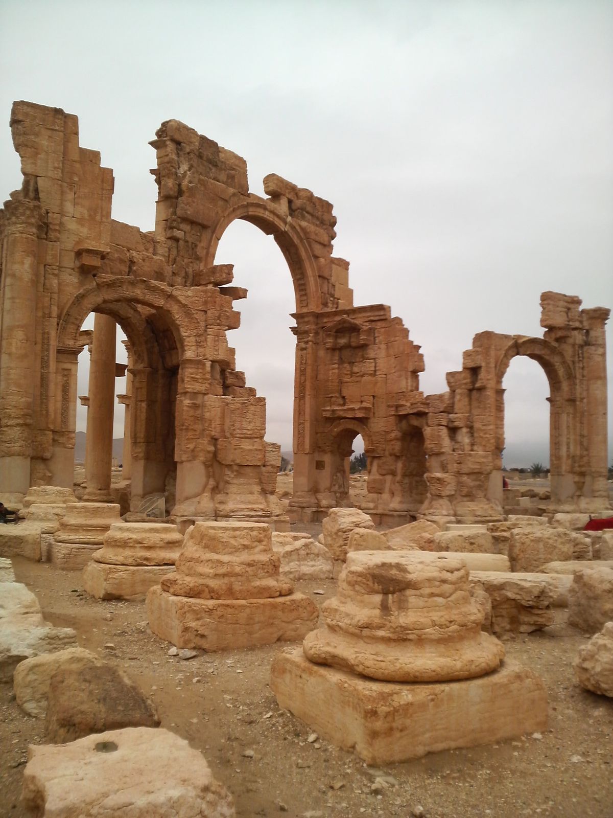 パルミラ遺跡はそのすぐ横に町があり、柵も何もなく歩いていると遺跡の真ん中に...