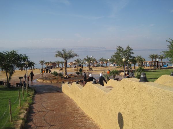 シリア・アラブ共和国・ダマスカス「思い出のシリア・ヨルダン行」の写真：死海にも行ってみた。ビックリするくらい浮...