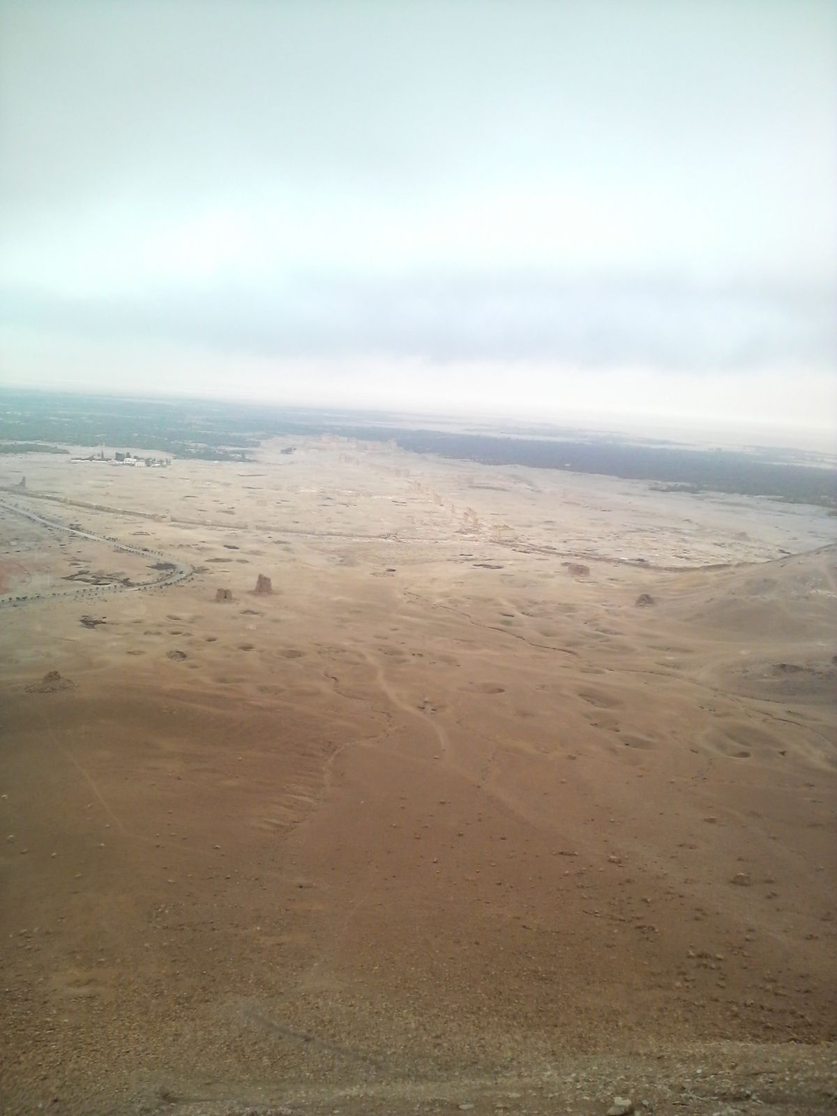 パルミラ遺跡はそのすぐ横に町があり、柵も何もなく歩いていると遺跡の真ん中に...