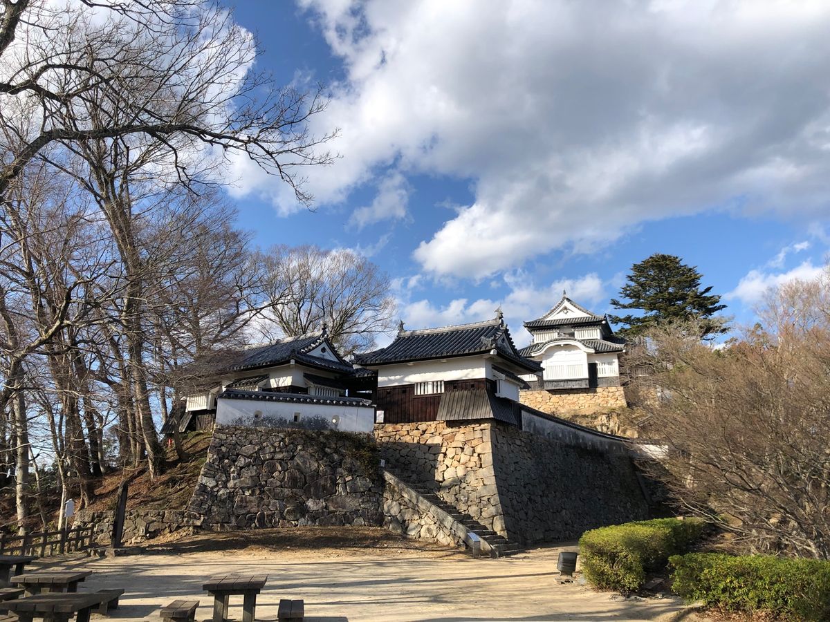 備中松山城は山の上に天守がある珍しい山城。現存天守12城のうちの一つ。想像...