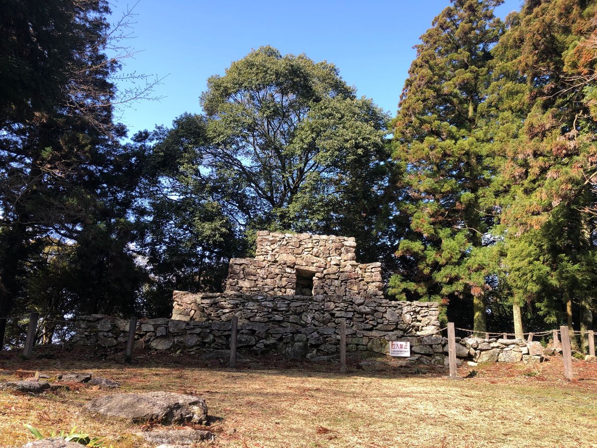 マヤ文明の遺跡かと思ってしまうほど他には無い形の熊山遺跡。山の頂にこんなも...