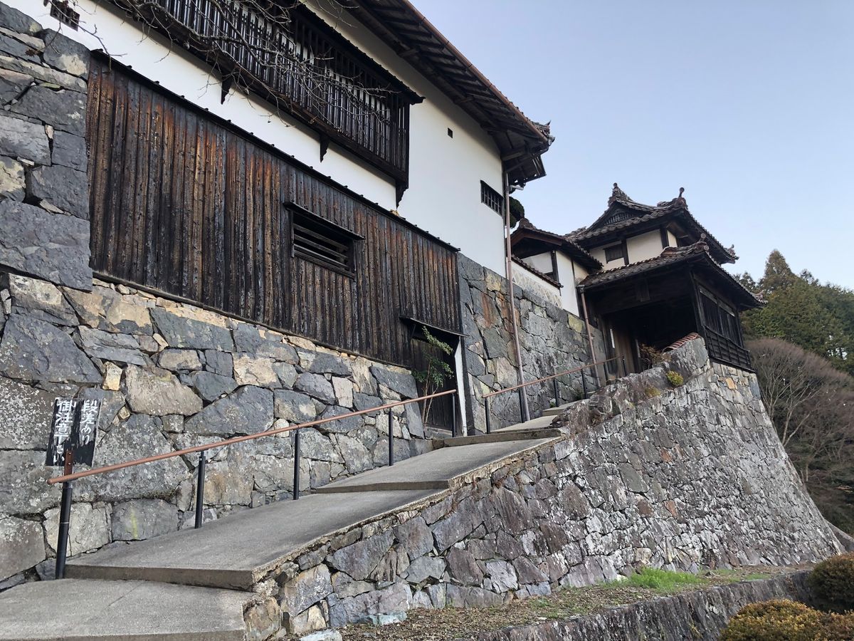 備中松山城は山の上に天守がある珍しい山城。現存天守12城のうちの一つ。想像...