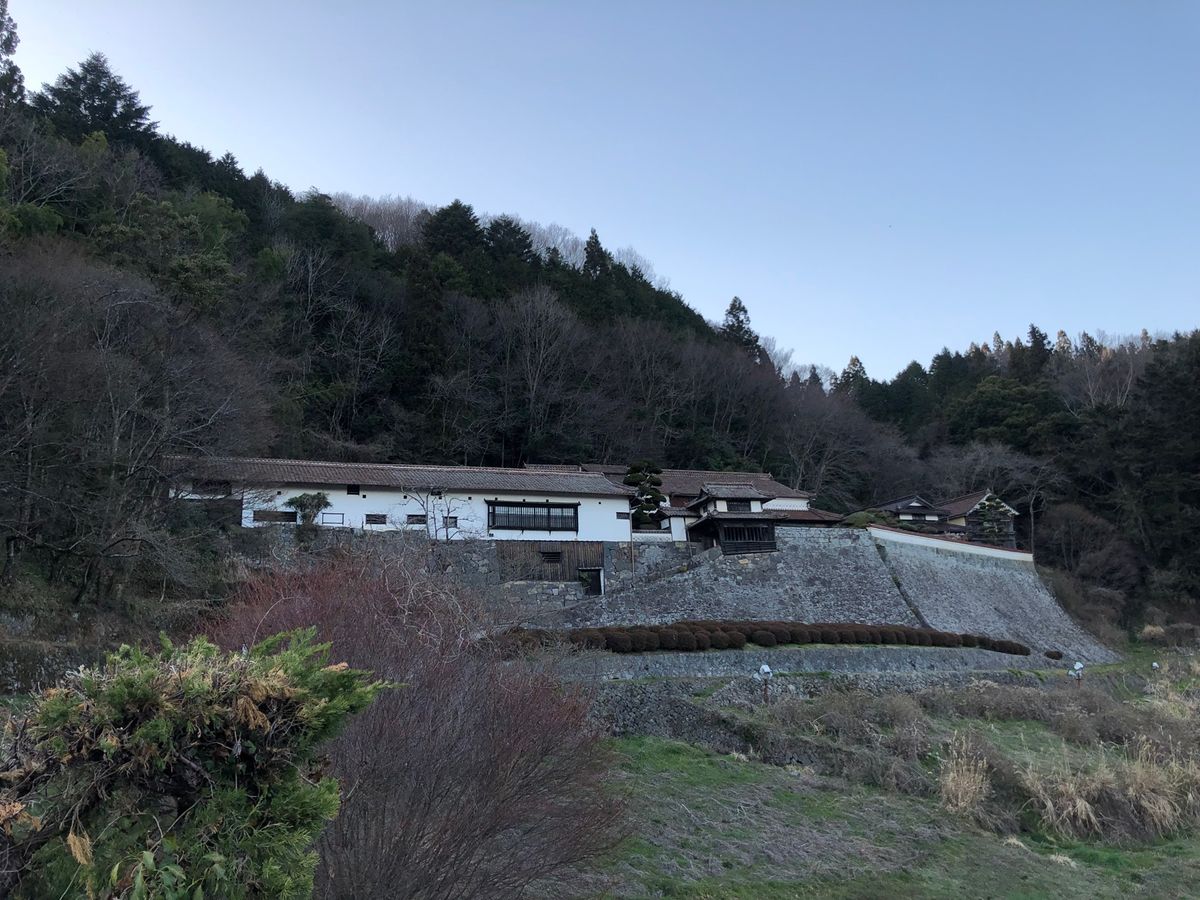 備中松山城は山の上に天守がある珍しい山城。現存天守12城のうちの一つ。想像...