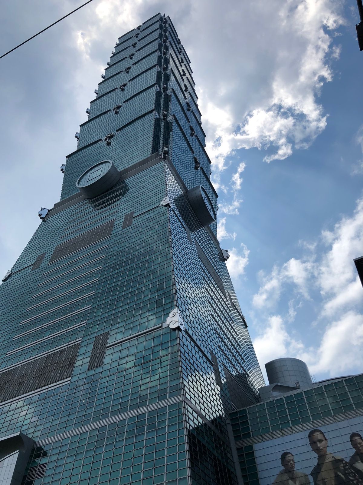 中正紀念堂で衛兵交代もタイミングよく見られた。でっかいビル見たり名物食べた...