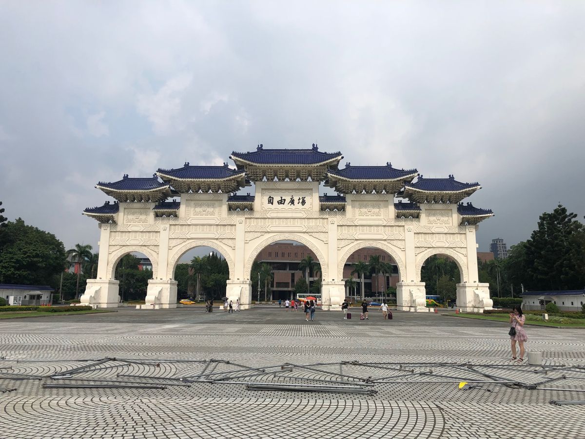 中正紀念堂で衛兵交代もタイミングよく見られた。でっかいビル見たり名物食べた...