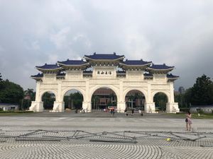 中正紀念堂で衛兵交代もタイミングよく見られた。でっかいビル見たり名物食べた...