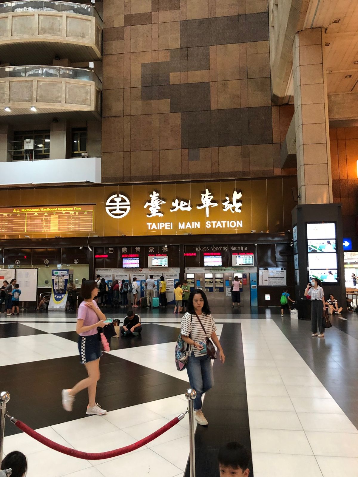 いつものスタイルという事でLCCです。空港着いたらMRT、台北駅でようやく...
