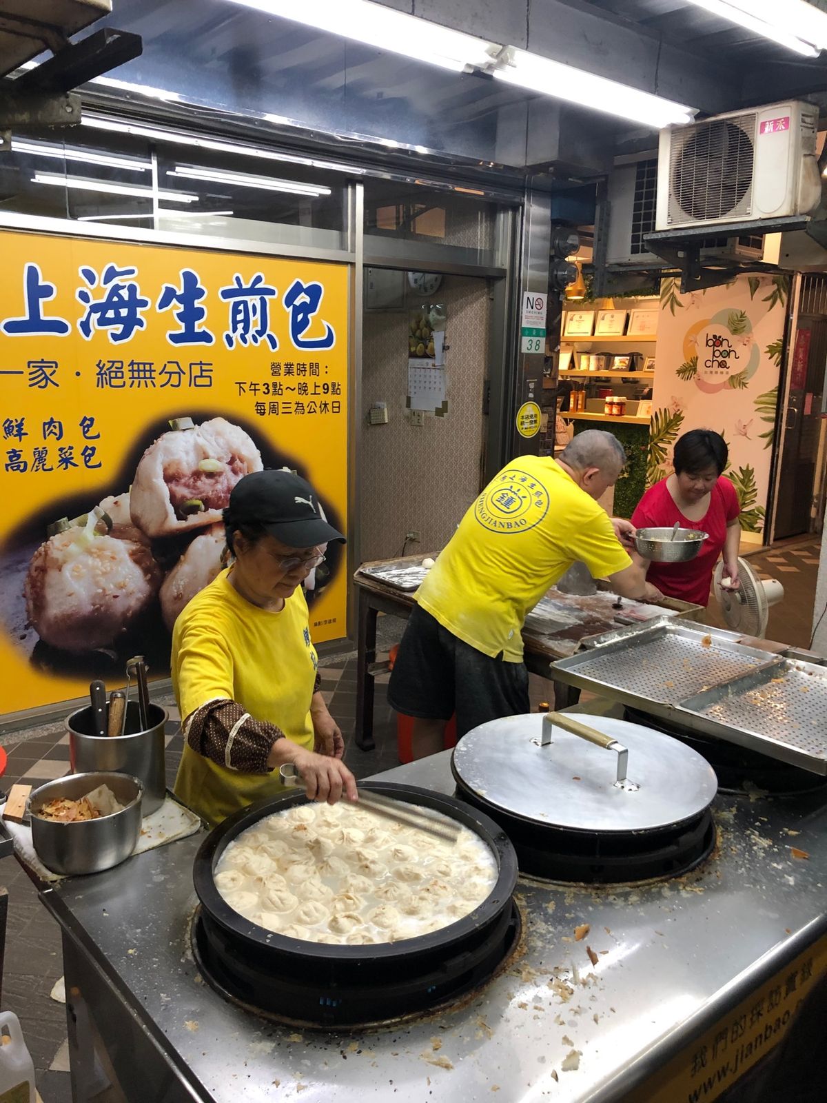 九份はものすごい人出で、人に揉まれて早々に帰ってきた。懲りない夫婦は士林夜...