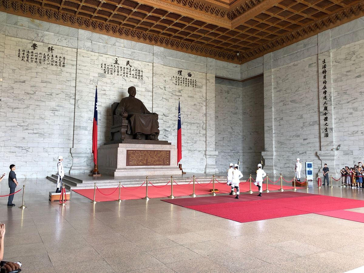 中正紀念堂で衛兵交代もタイミングよく見られた。でっかいビル見たり名物食べた...