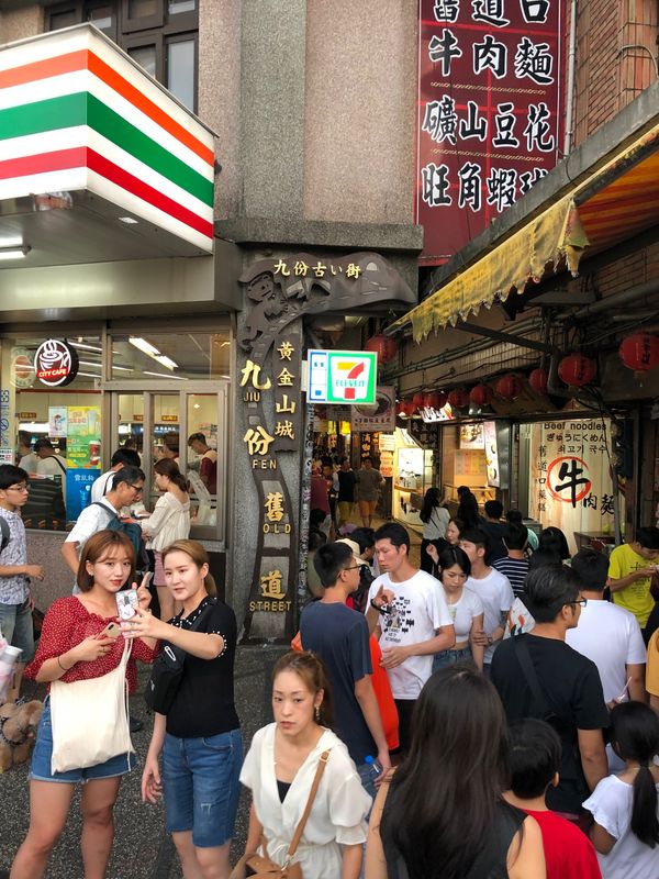 台湾・台北「台湾夫婦週末旅」の写真：九份はものすごい人出で、人に揉まれて早々...