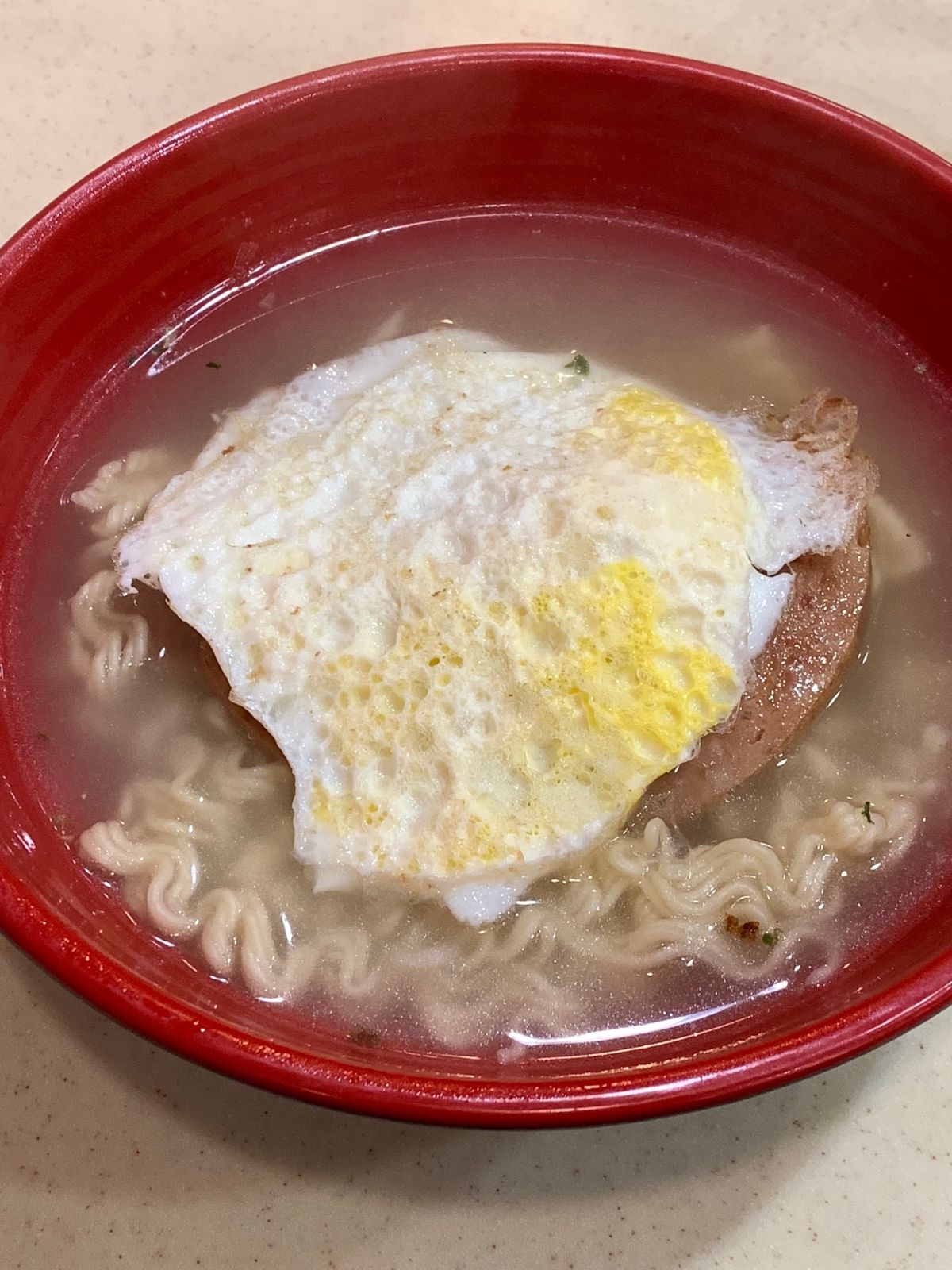 早朝香港に到着。
セントラルまで移動して、「新源興燒臘茶餐廳 」で朝ごはん...