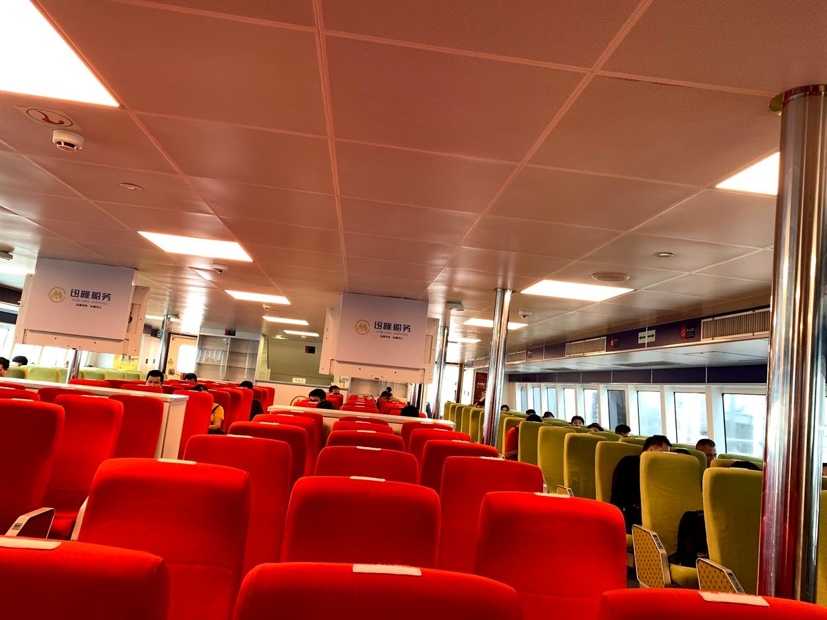 船に乗ってマカオへ

中国に入国するときはかなり厳重だったけど、マカオに出...