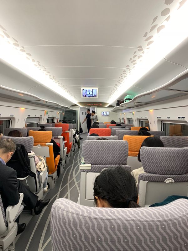 香港・香港「香港深圳マカオの旅」の写真：早速できたばかりの深圳行きの新幹線に乗り...