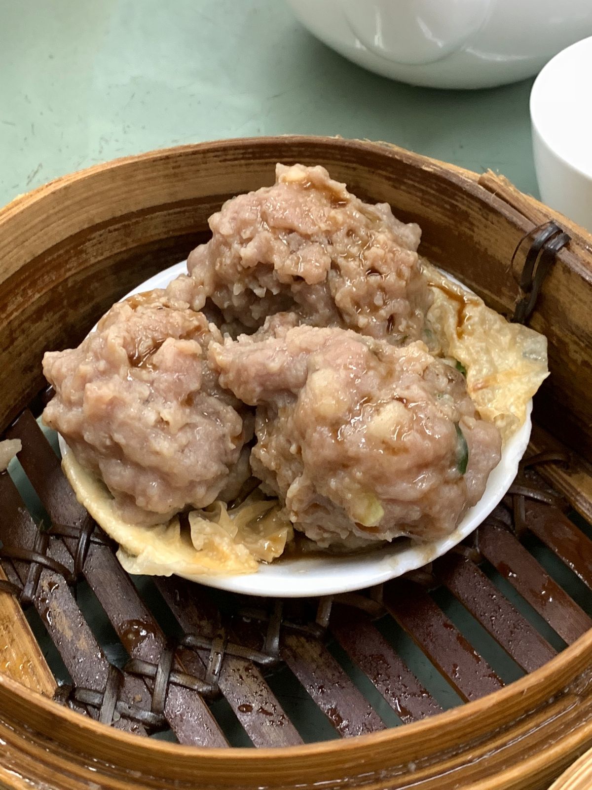 昼ごろに到着したK氏と合流して、「蓮香茶室」でお昼ご飯

老舗の飲茶

美...