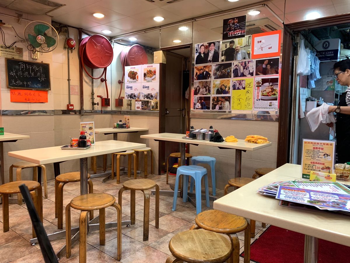 早朝香港に到着。
セントラルまで移動して、「新源興燒臘茶餐廳 」で朝ごはん...
