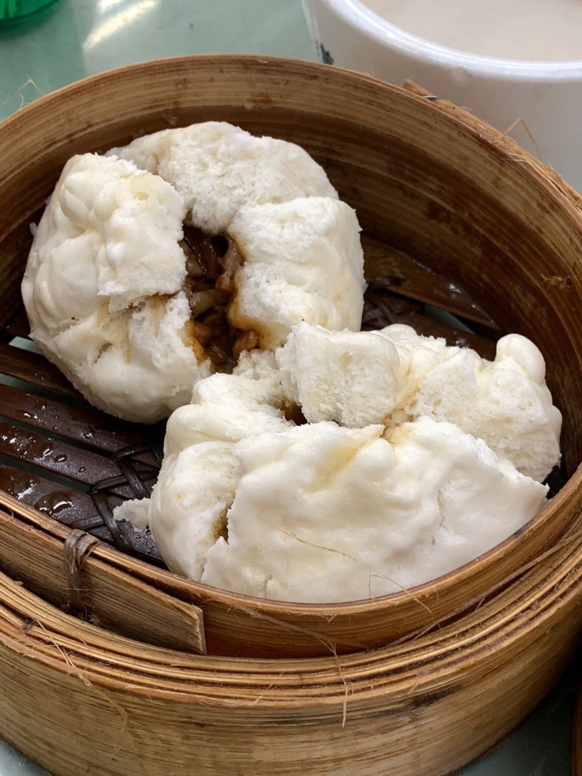 昼ごろに到着したK氏と合流して、「蓮香茶室」でお昼ご飯

老舗の飲茶

美...