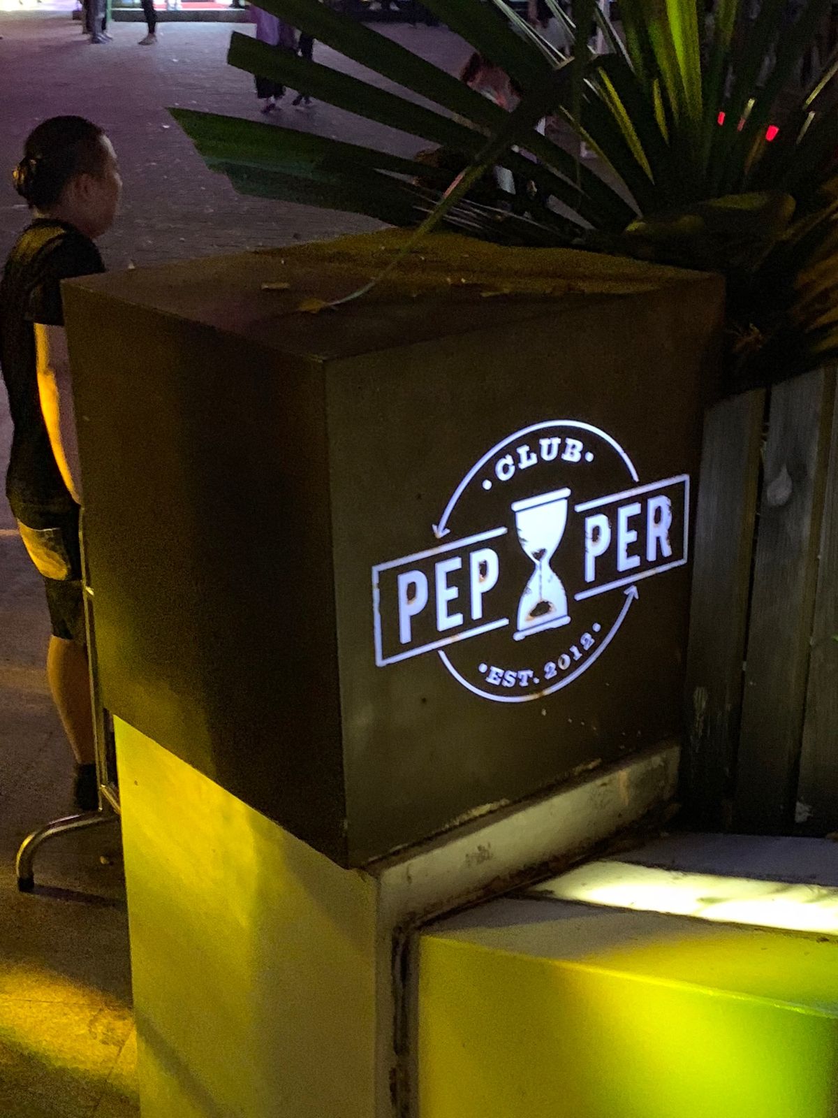 この区画にバーが立ち並ぶエリアがある

ここは中国なのかな？

というくら...