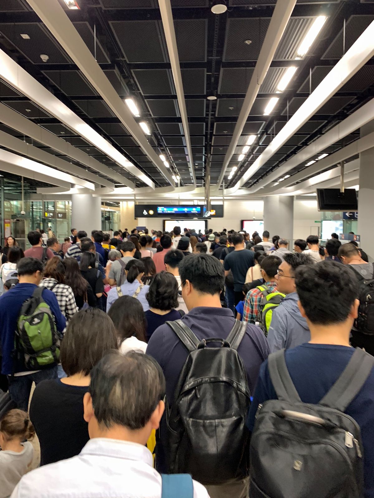 早速できたばかりの深圳行きの新幹線に乗り中国に渡る！

新幹線は一瞬で終わ...