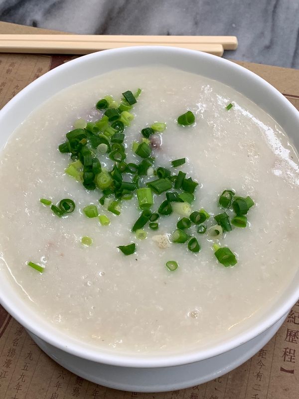 香港・香港「香港深圳マカオの旅」の写真：黄枝記粥麵 でお粥を食べる